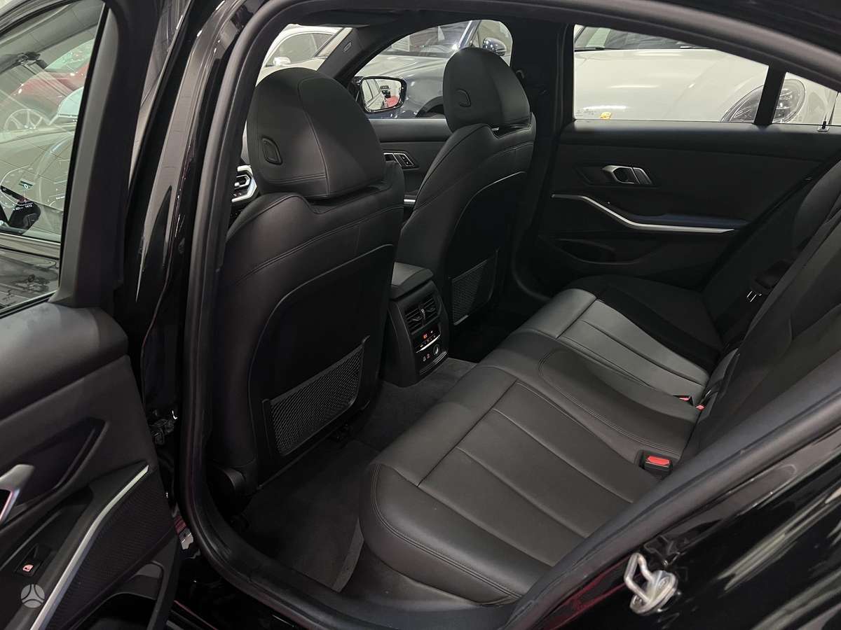 BMW 330, 2.0 l., Седан