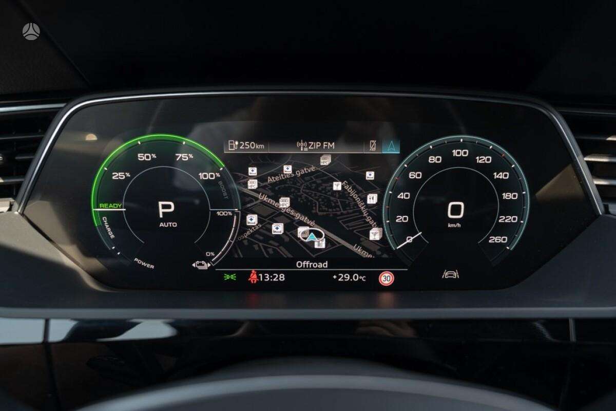 Audi e-tron S, off-road / crossover