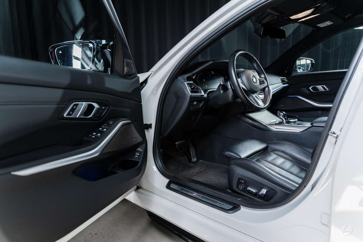 BMW 330, 2.0 l., Седан