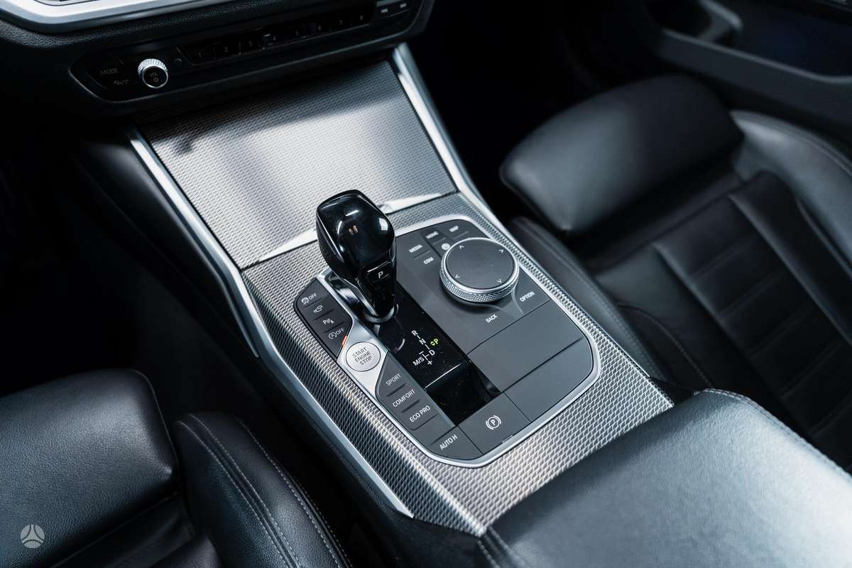 BMW 330, 2.0 l., Седан