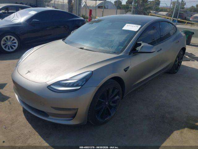 Tesla Model 3, sedanas