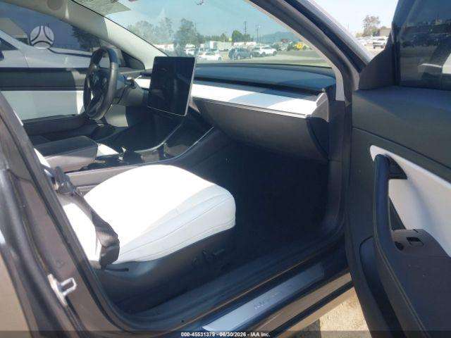 Tesla Model 3, Седан