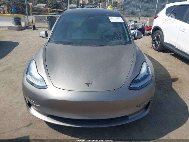 Tesla Model 3, sedanas