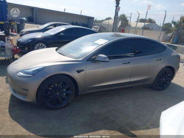 Tesla Model 3, sedanas