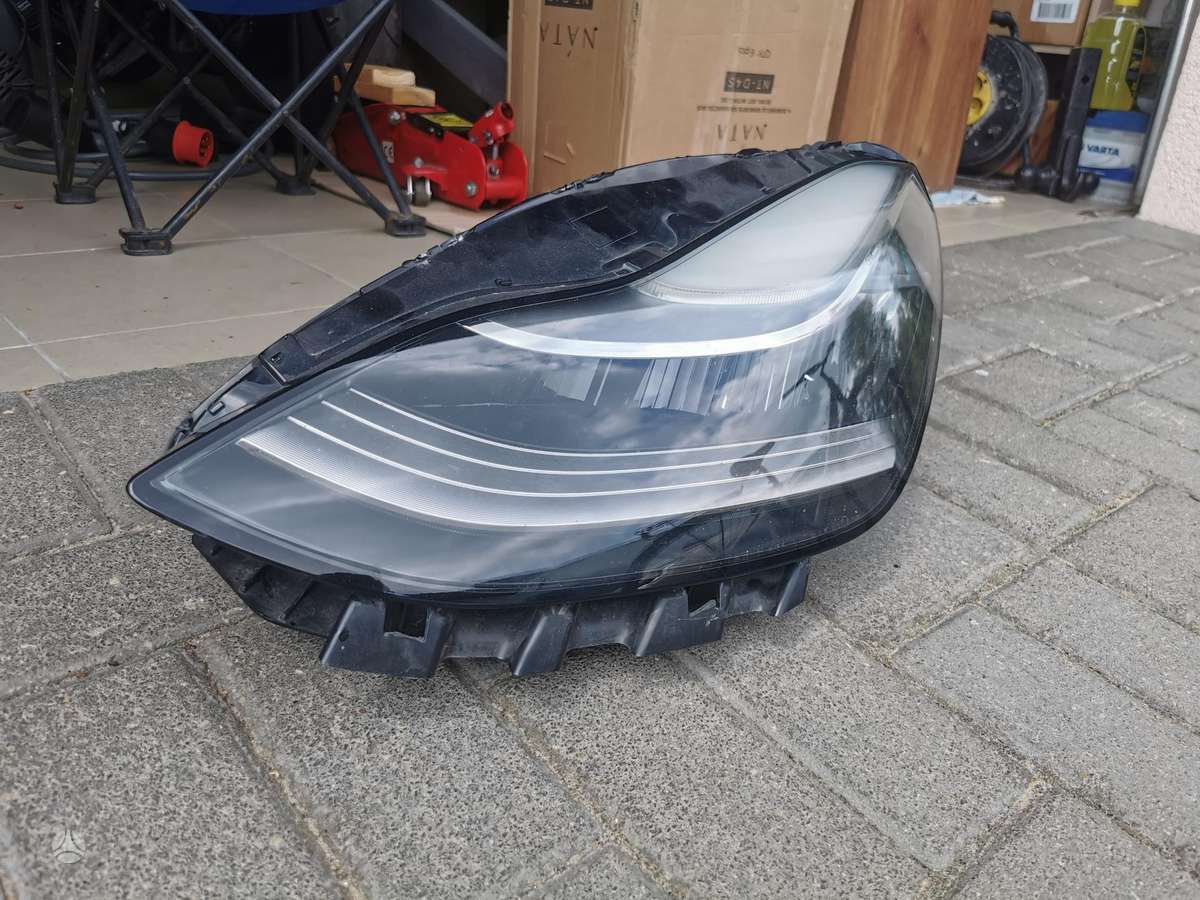 Tesla Model 3 žibintai