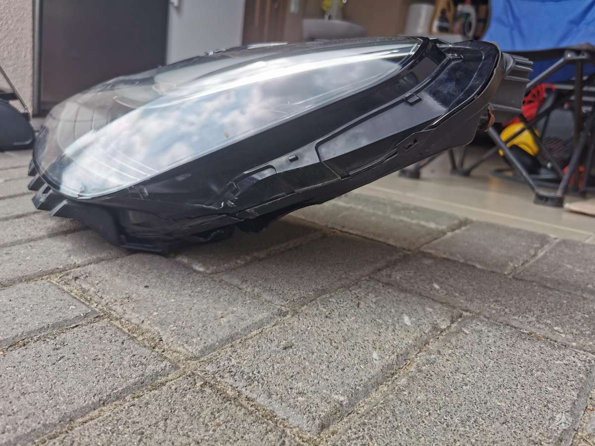 Tesla Model 3 gaismas