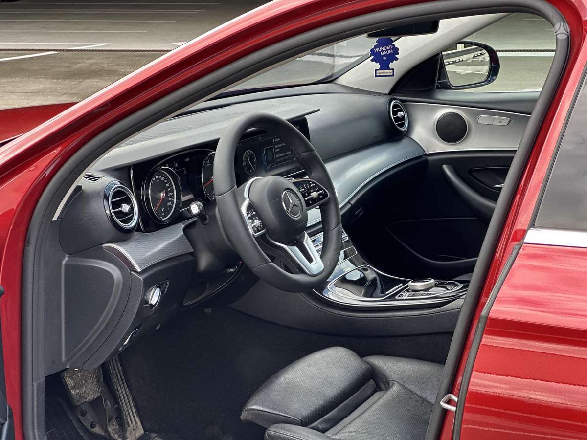 Mercedes-Benz E200, 2.0 l., Седан