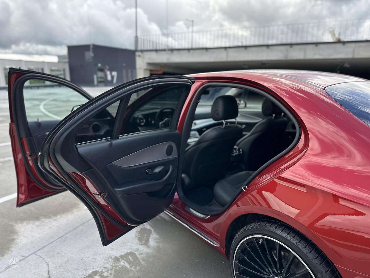 Mercedes-Benz E200, 2.0 l., Седан