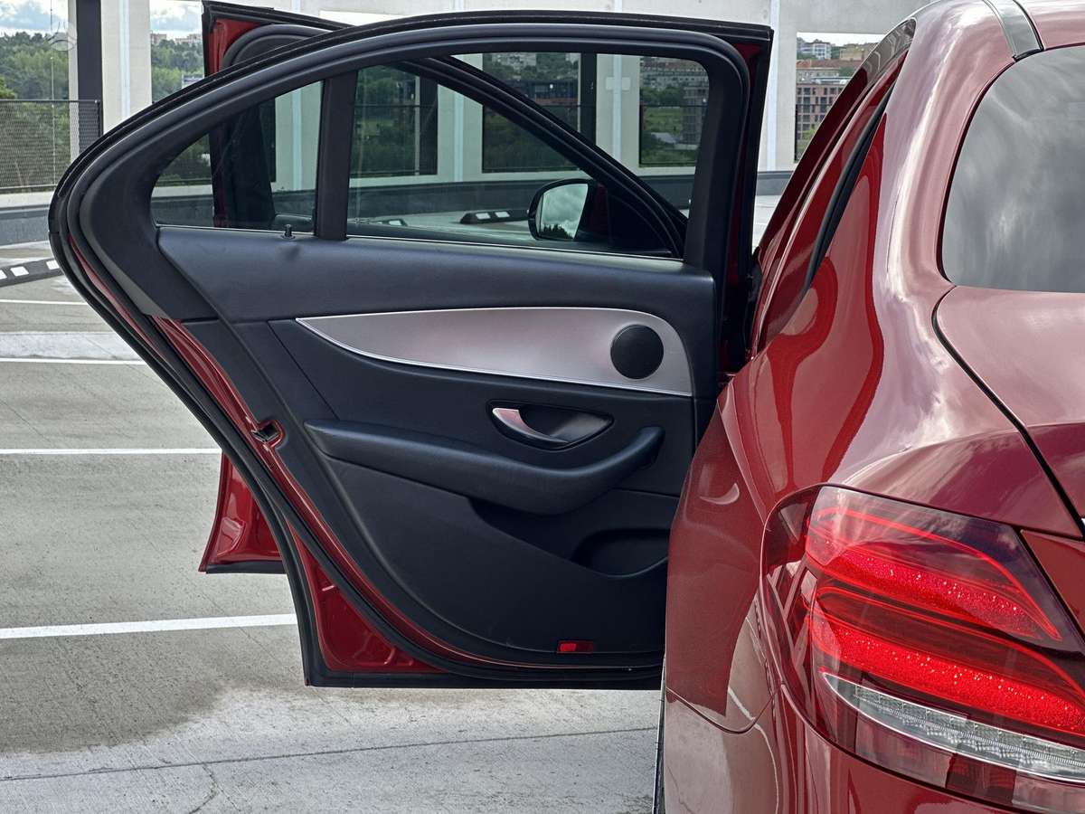 Mercedes-Benz E200, 2.0 l., Седан