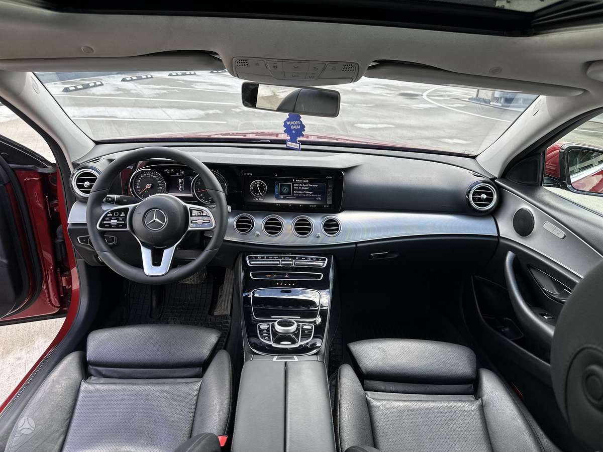 Mercedes-Benz E200, 2.0 l., Седан