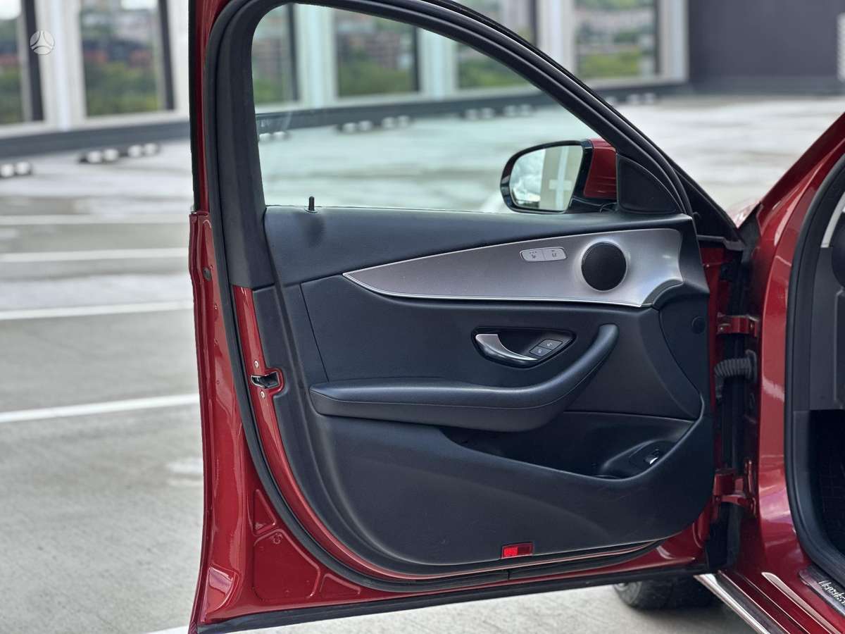 Mercedes-Benz E200, 2.0 l., Седан