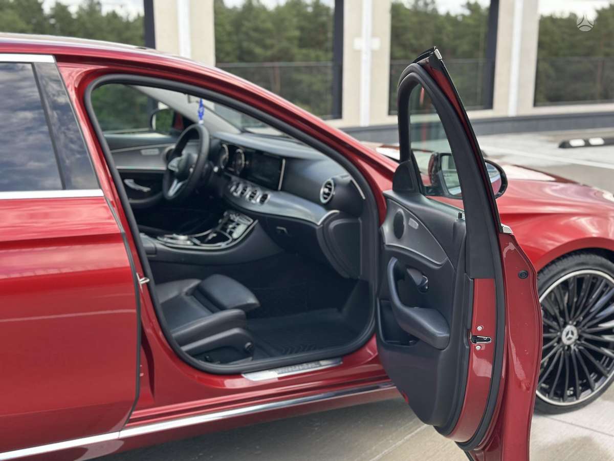 Mercedes-Benz E200, 2.0 l., Седан