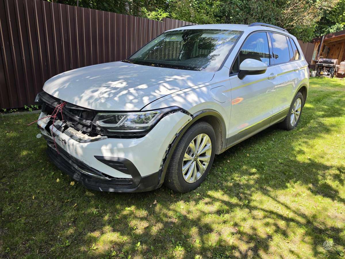 Volkswagen Tiguan - 1
