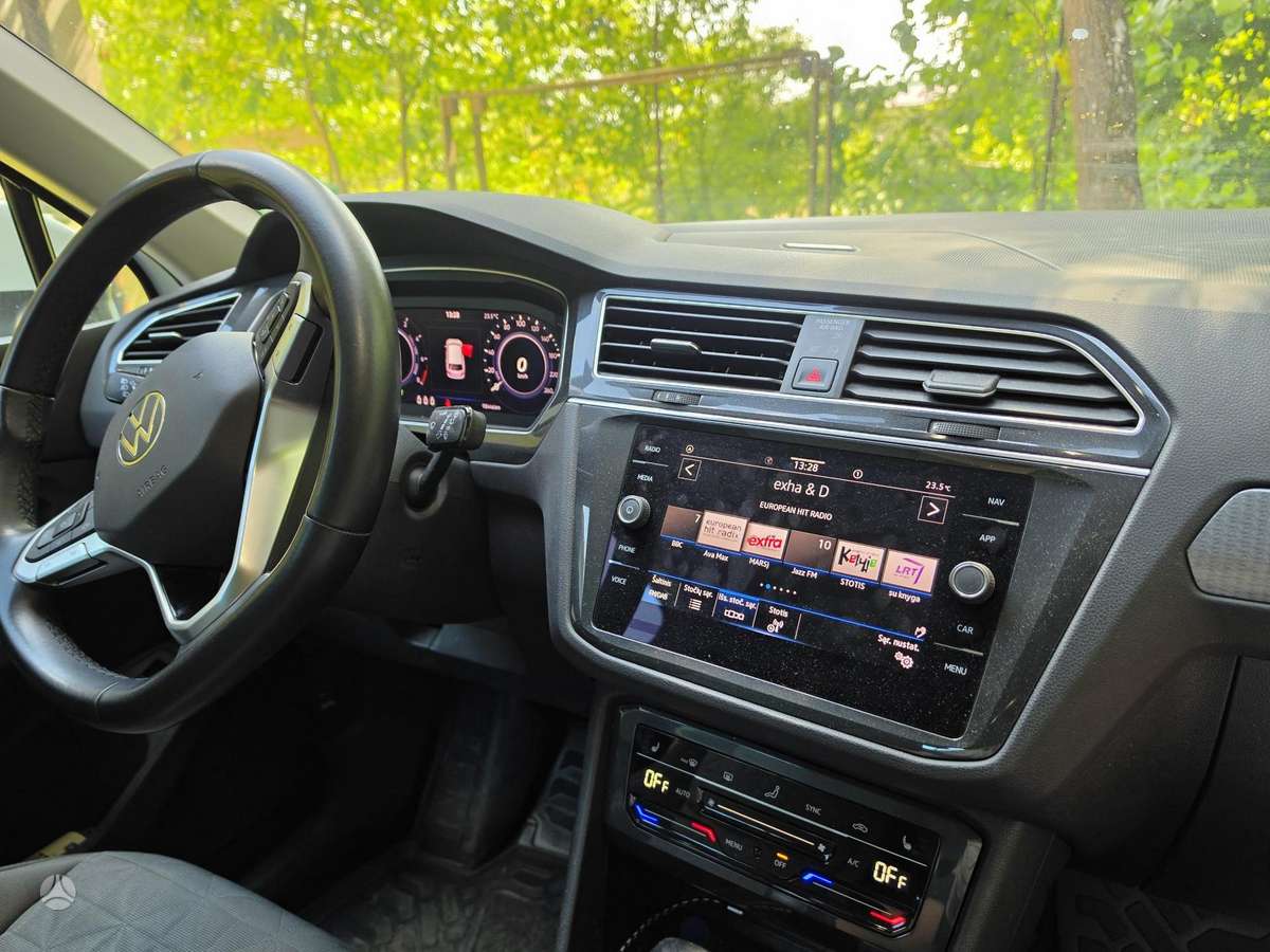 Volkswagen Tiguan - 11
