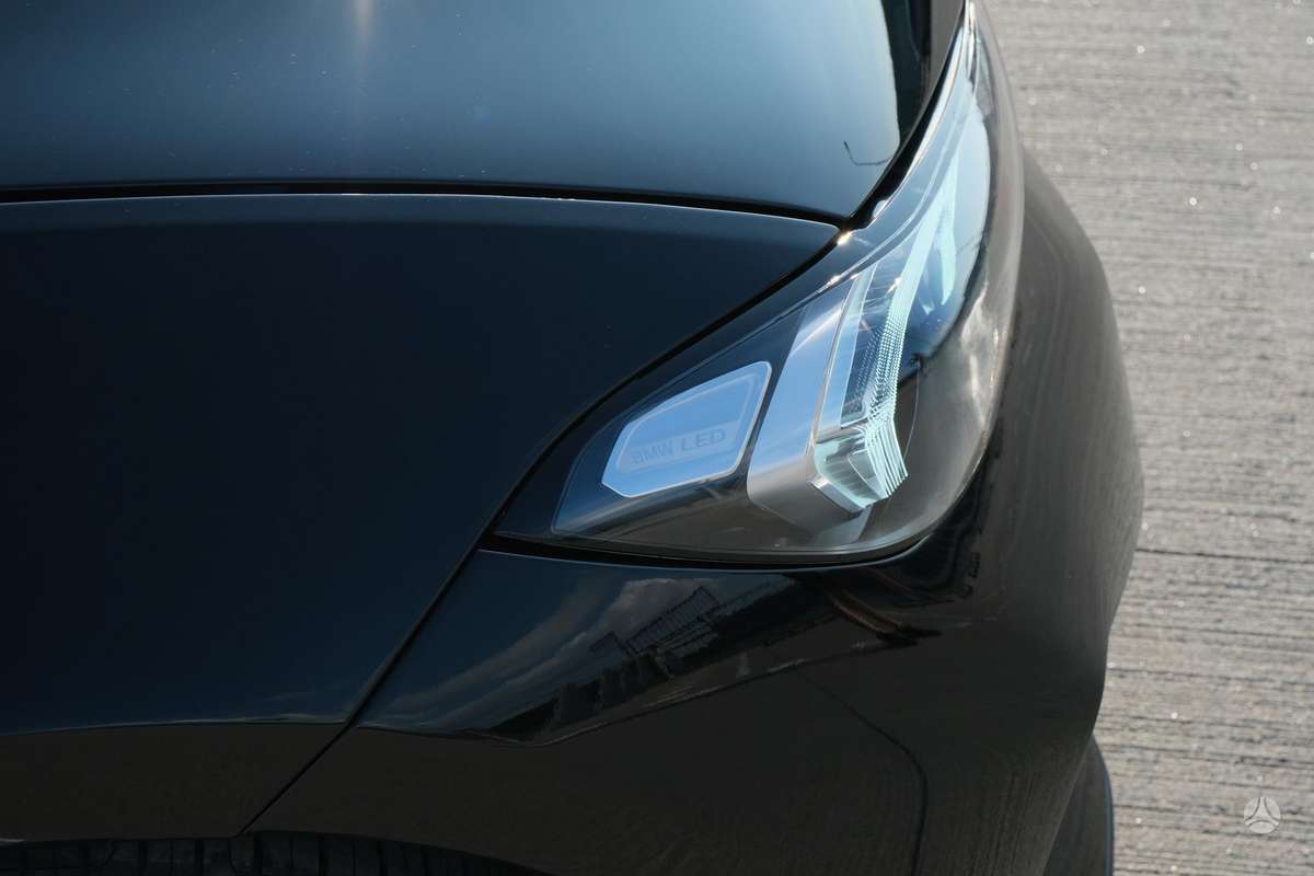 BMW 330, 2.0 l., Седан