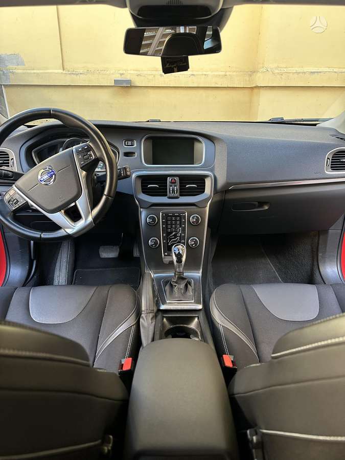 Volvo V40, 1.6 l., hatchback