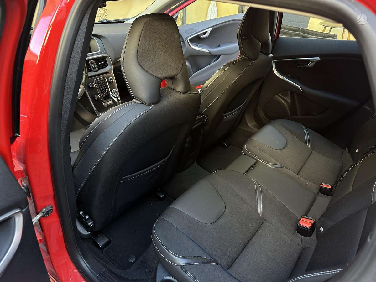 Volvo V40, 1.6 l., hatchback