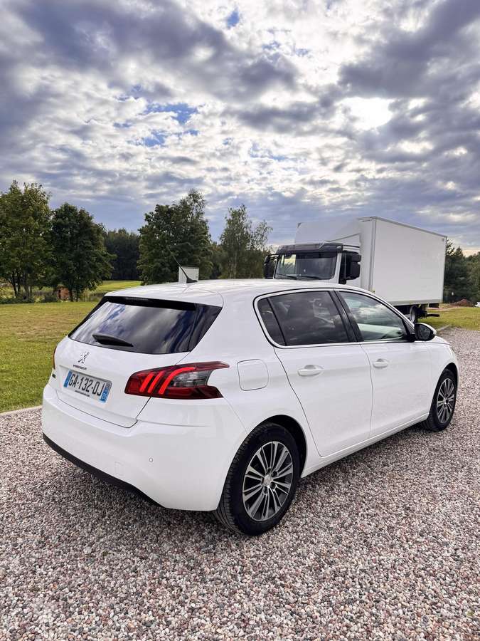 Peugeot 308 - 8