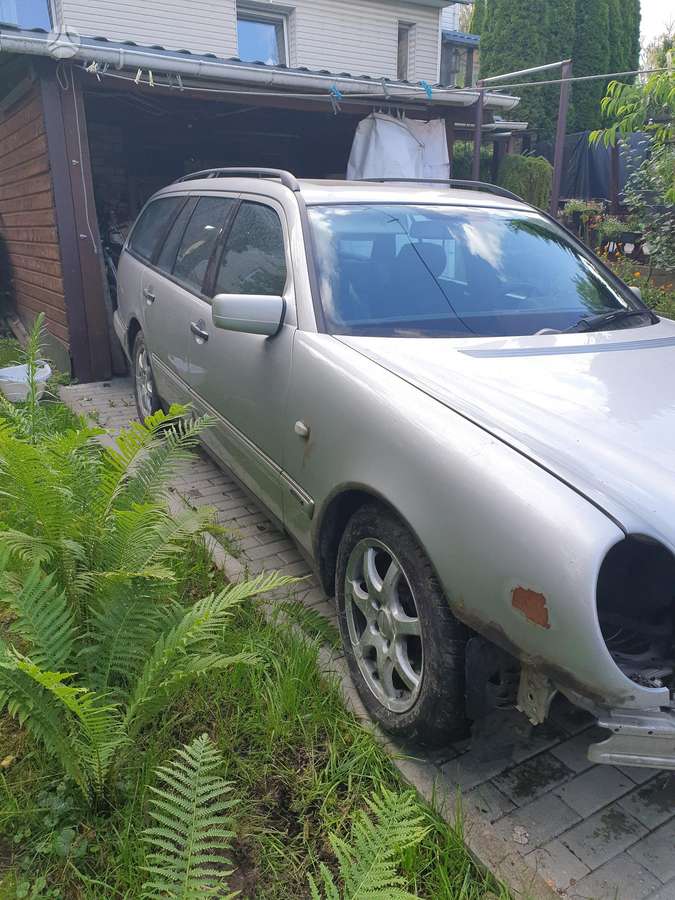 Mercedes-Benz E300 Variklio nėra