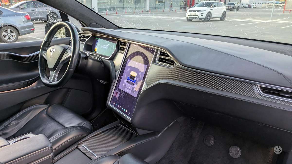 Tesla Model X - 3