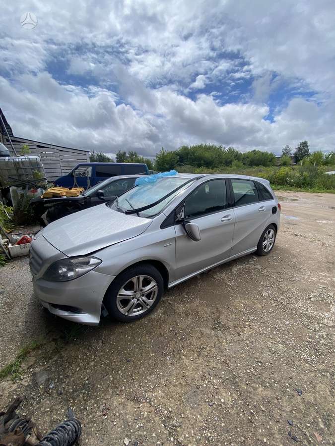 Mercedes-Benz B180