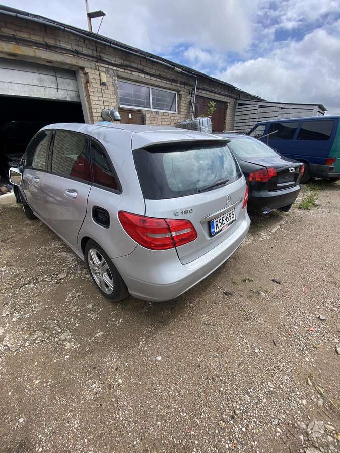 Mercedes-Benz B180