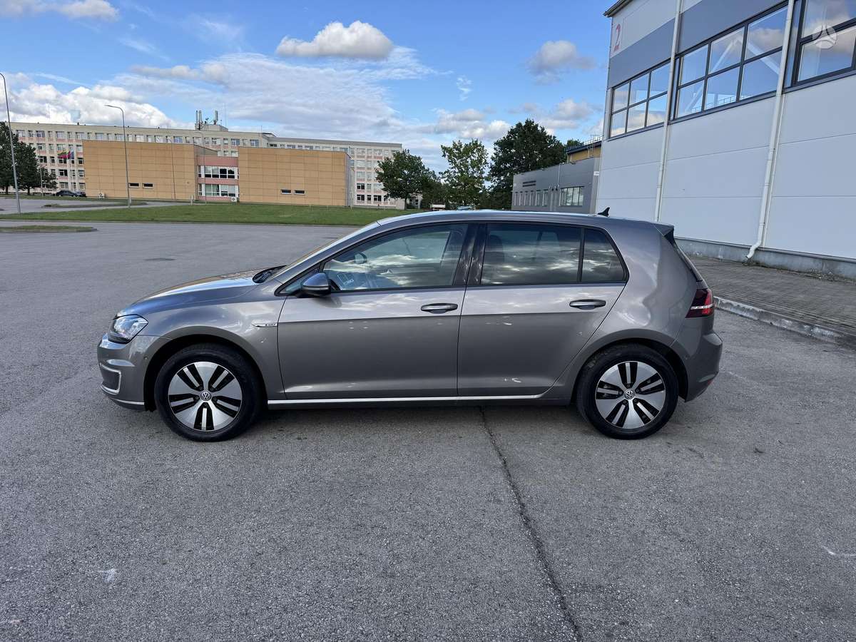 Volkswagen Golf, Седан