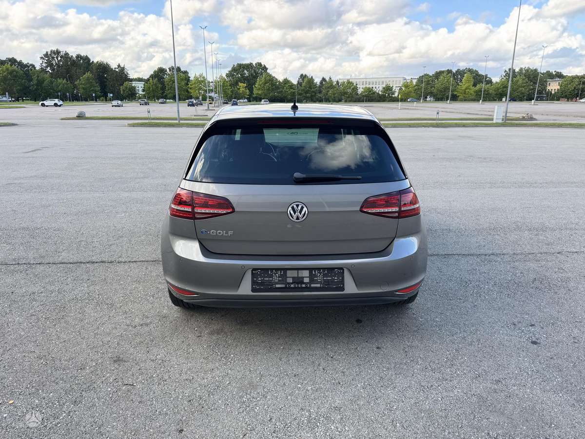 Volkswagen Golf, Седан
