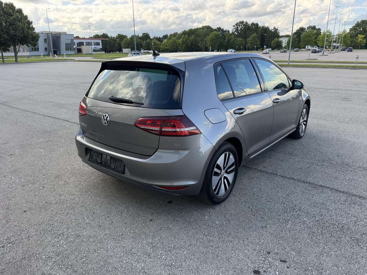 Volkswagen Golf, Седан