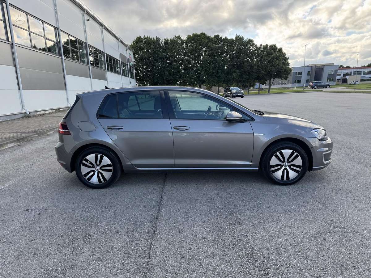 Volkswagen Golf, Седан