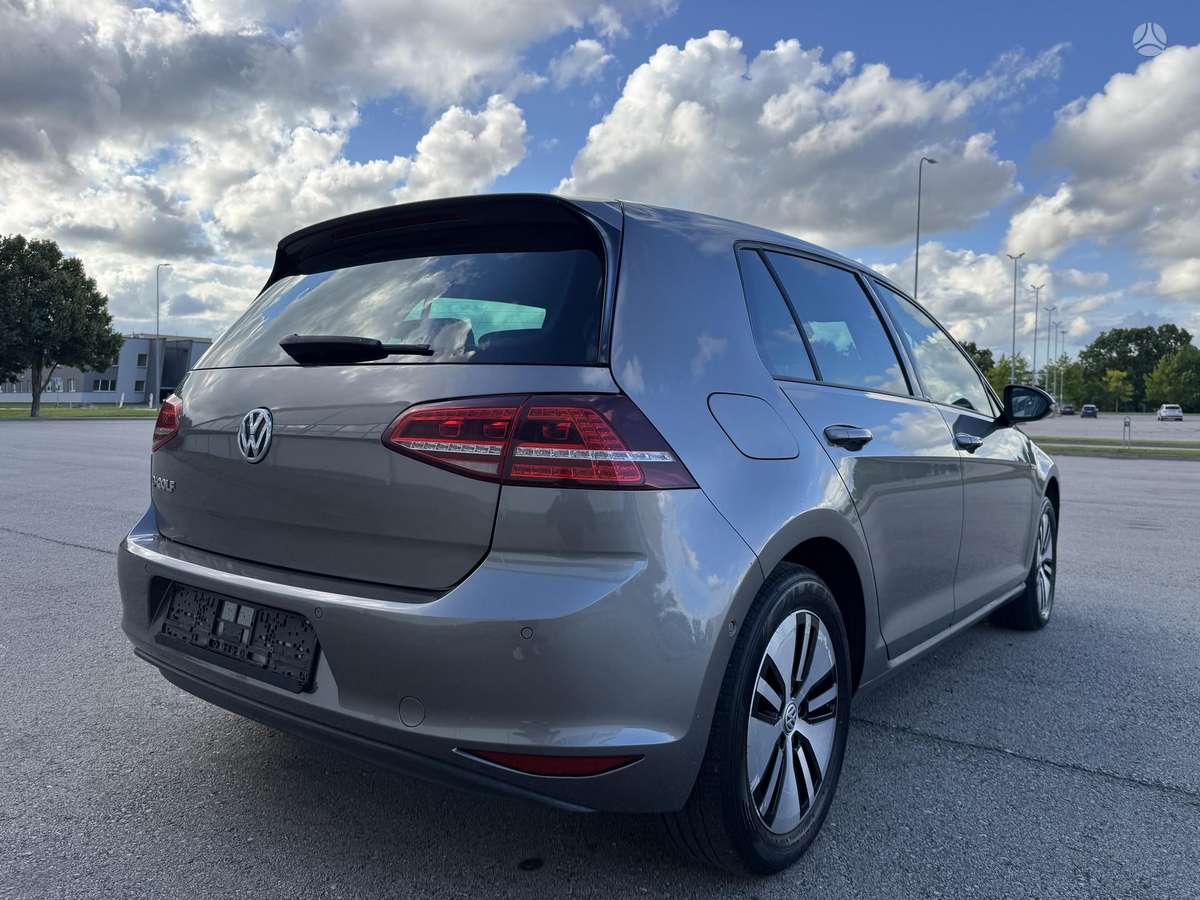 Volkswagen Golf, Седан