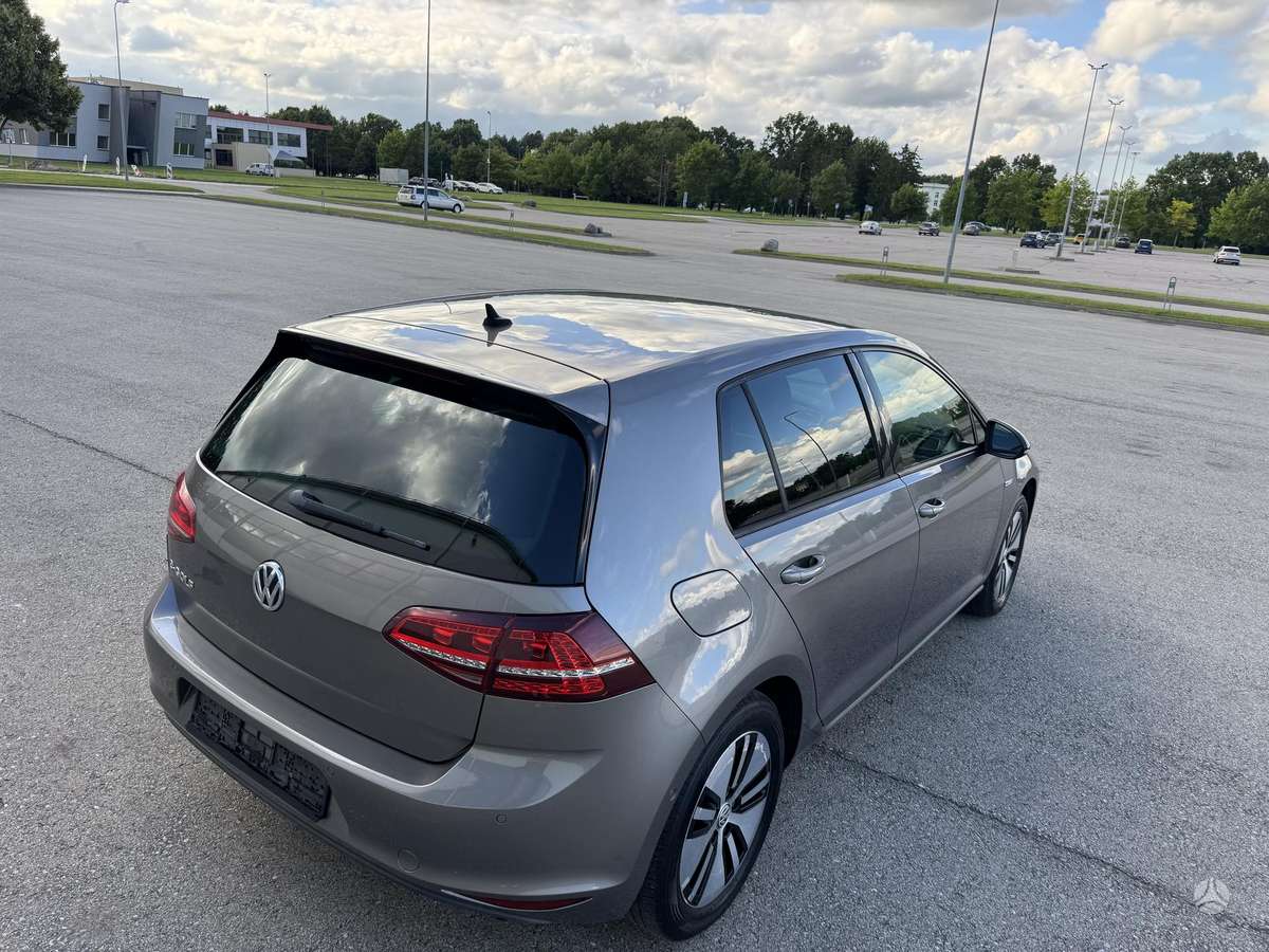 Volkswagen Golf, Седан