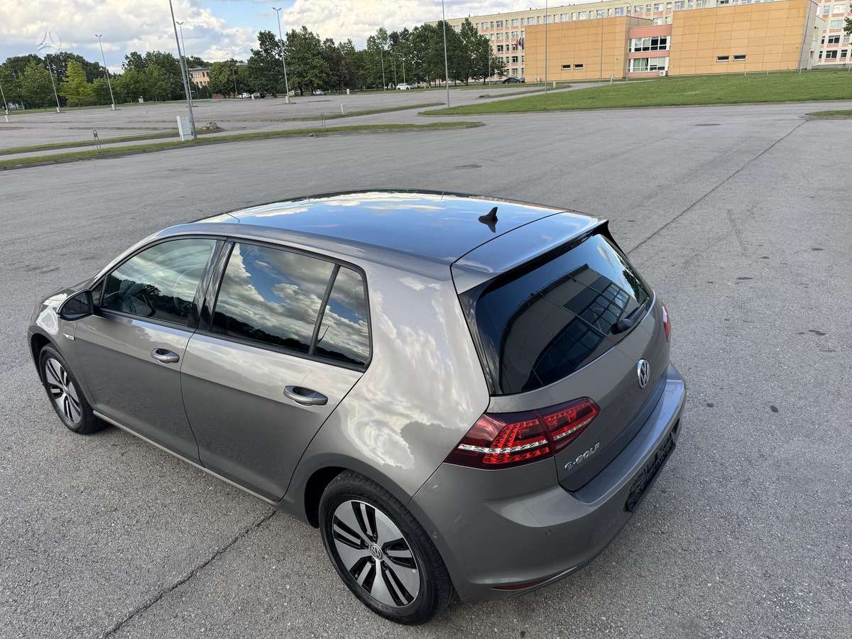 Volkswagen Golf, Седан