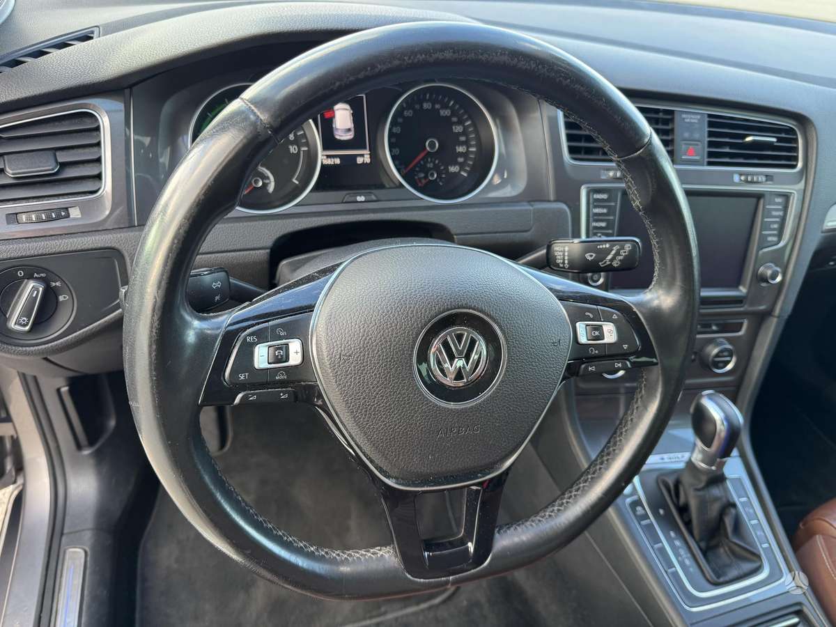 Volkswagen Golf, Седан