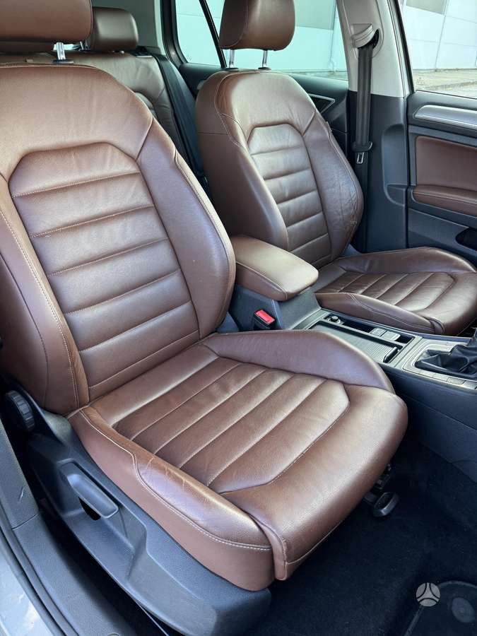 Volkswagen Golf, Седан