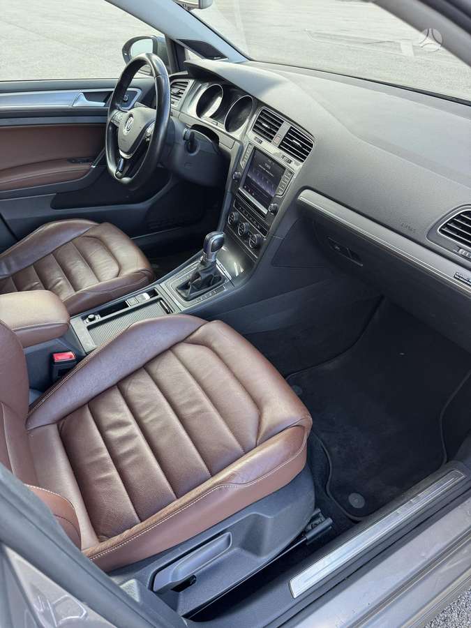 Volkswagen Golf, Седан