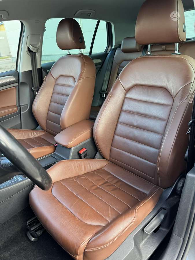 Volkswagen Golf, Седан