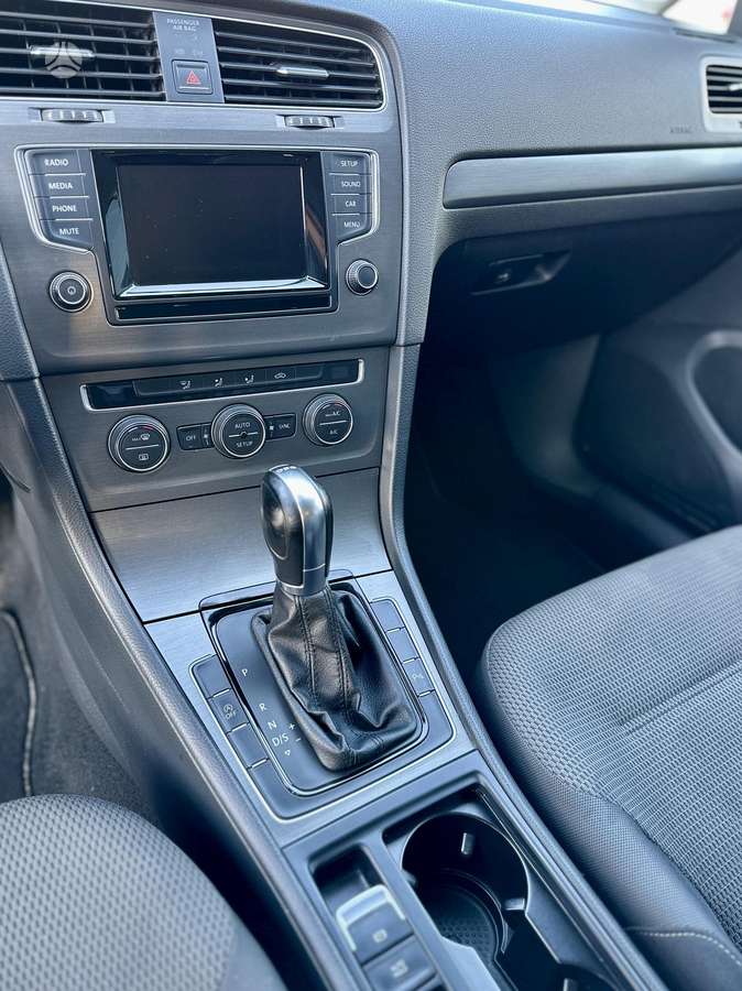 Volkswagen Golf - 6