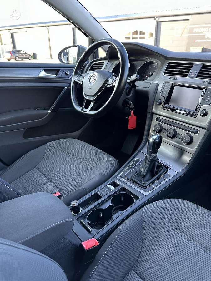 Volkswagen Golf - 8