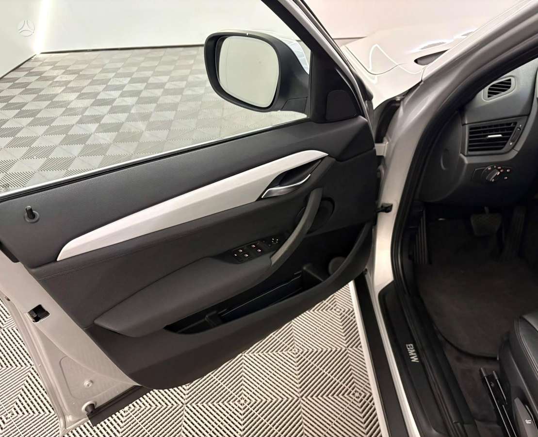 BMW X1, 2.0 l., off-road / crossover