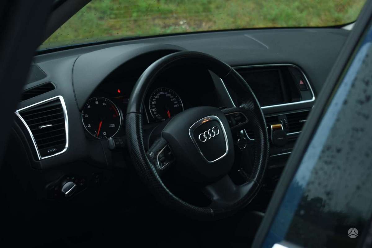 Audi Q5, 2.0 l., off-road / crossover