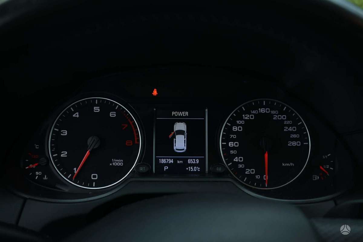 Audi Q5, 2.0 l., off-road / crossover