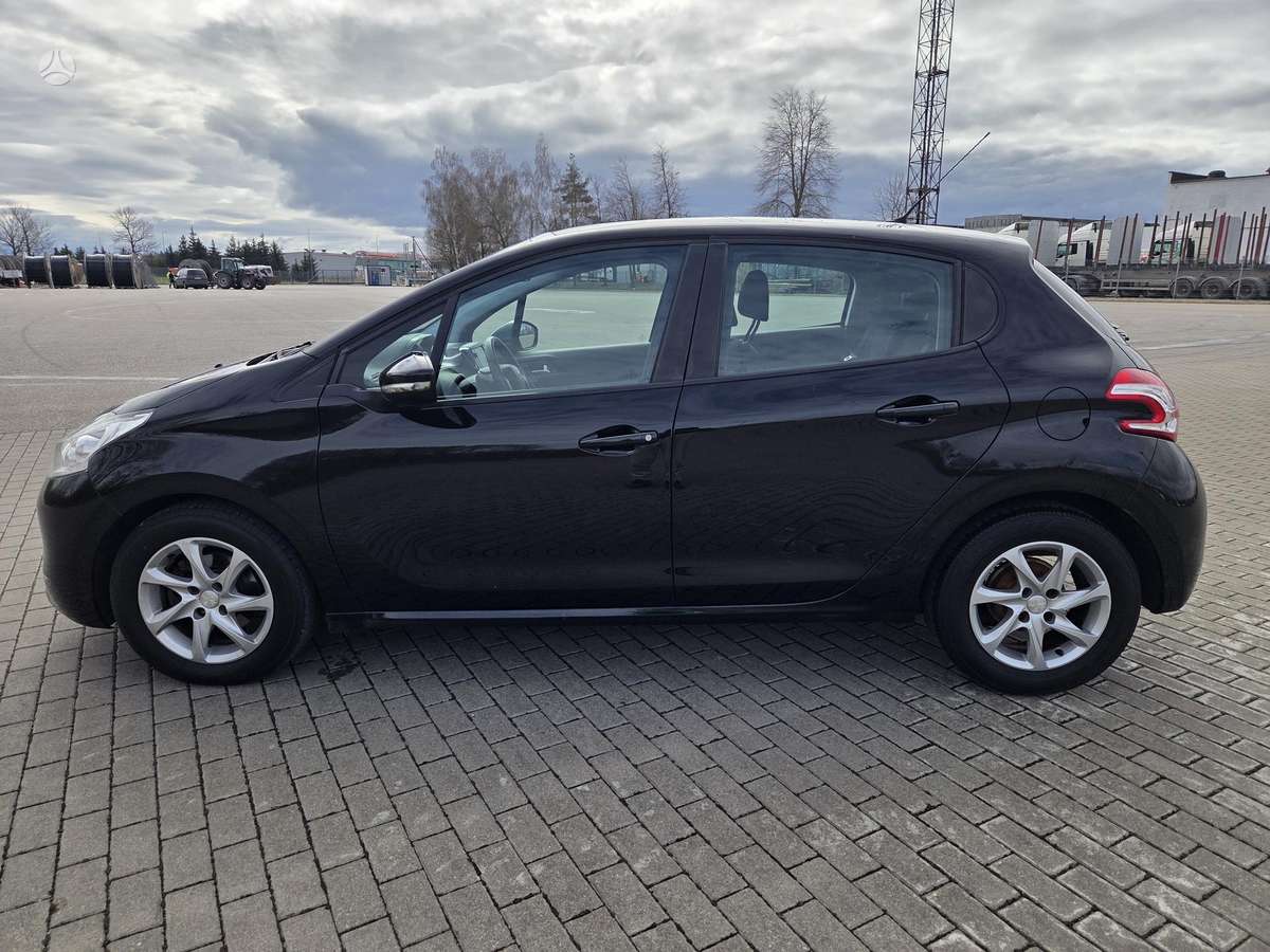Peugeot 208, 1.2 l., hatchback