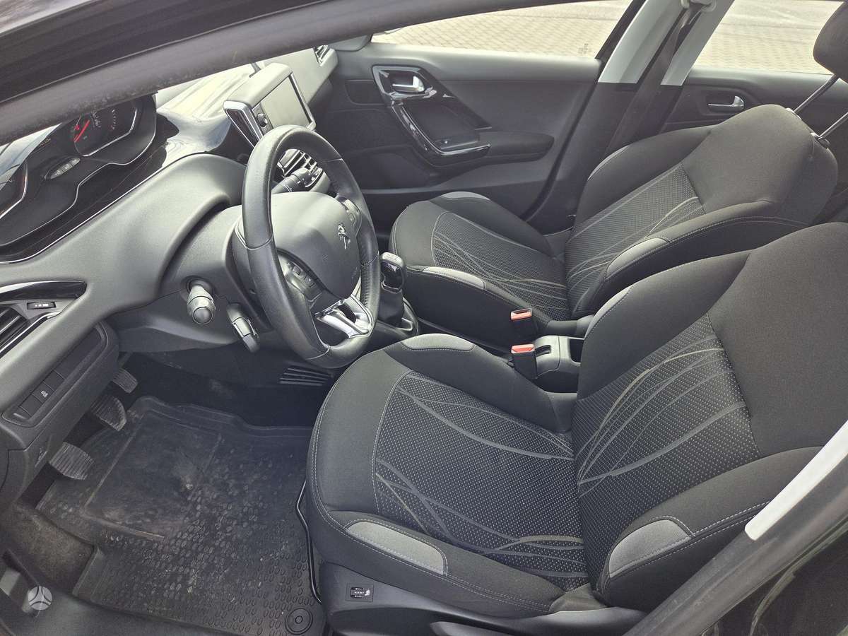 Peugeot 208, 1.2 l., hatchback