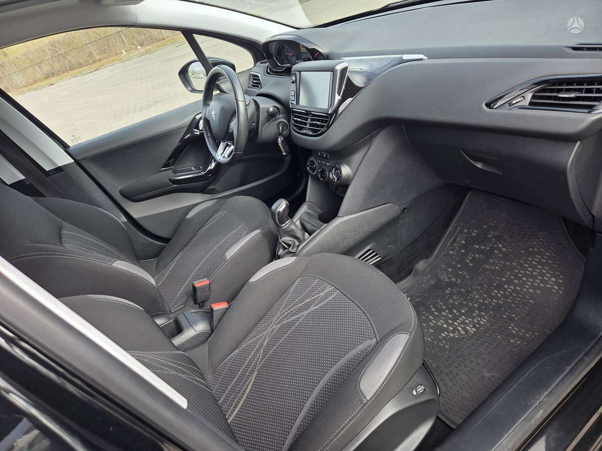 Peugeot 208, 1.2 l., hatchback