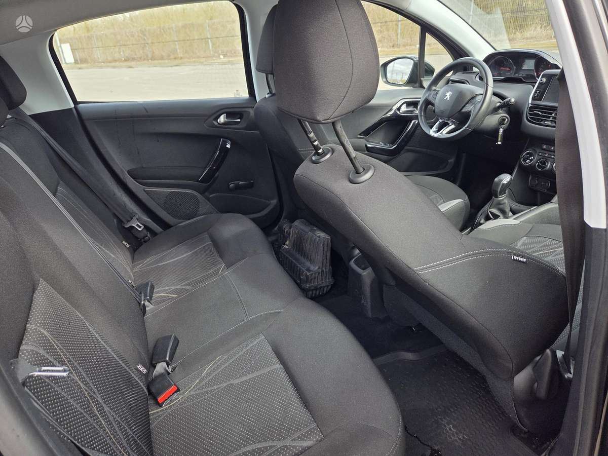 Peugeot 208, 1.2 l., hatchback