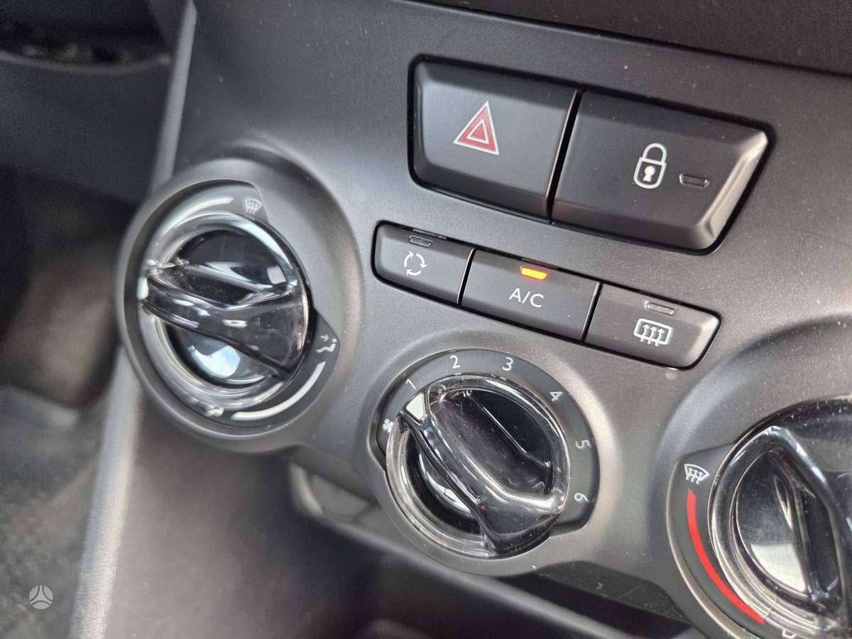 Peugeot 208, 1.2 l., hatchback