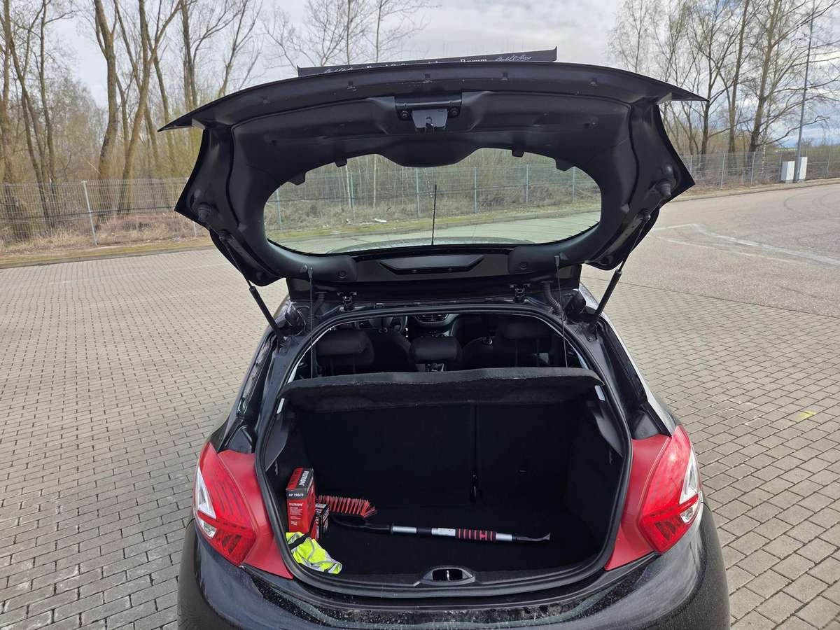 Peugeot 208, 1.2 l., hatchback