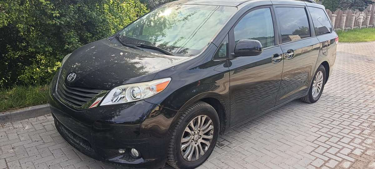 Toyota Sienna - 1
