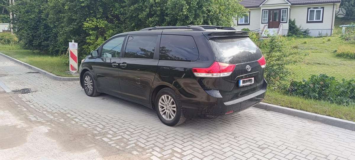 Toyota Sienna - 2
